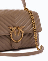 Mittlere Handtasche Lady Love Bag Puff aus Nappaleder mit Chevron - | Pinko