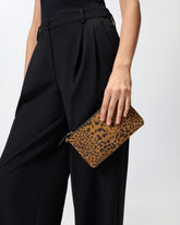 Bustina piccola a tracolla in suede leopardato - | Pinko