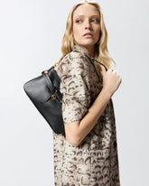 Mała torebka na ramię Belt Bag Mini ze skóry - | Pinko