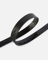 Błyszczący skórzany pasek z metalicznymi wykończeniami 3 cm - | Pinko