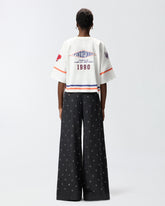 T-Shirt in Cropped-Länge mit V-Ausschnitt und Aufnähern mit Logo - | Pinko