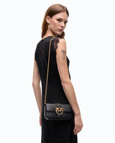 Mała torebka na ramię Love Bag Pocket ze skóry z biżuteryjną klamrą - | Pinko