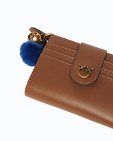 Portefeuille multifonction en cuir avec pompon - | Pinko