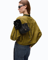 Borsa secchiello a spalla in tessuto full strass con fiore - | Pinko