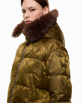 Piumino corto in raso tecnico camouflage - | Pinko