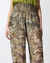 Pantaloni balloon camouflage con vita alta - | Pinko