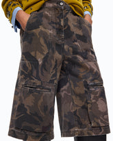 Cotton Bermuda shorts with floral camouflage motif - Multicolor Green-Black | Pinko