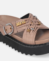 Sandalias tipo chancla de napa entrelazada con anillas metálicas - | Pinko