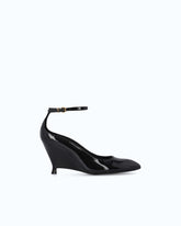 Lackpumps mit Keilabsatz und Knöchelriemen - Schwarz | Pinko
