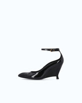 Lackpumps mit Keilabsatz und Knöchelriemen - Schwarz | Pinko