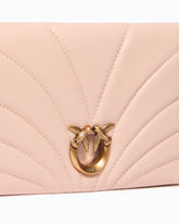 Mała kopertówka na długim pasku Love Bag Click Horizontal z pikowanej nappy -  | Pinko