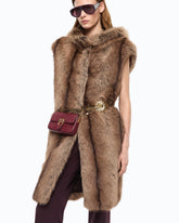 Gilet long ceinturé en fourrure synthétique -  | Pinko