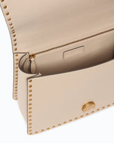 Średnia torebka do ręki Love Bag Top Handle Light ze skóry z drobnymi ćwiekami -  | Pinko